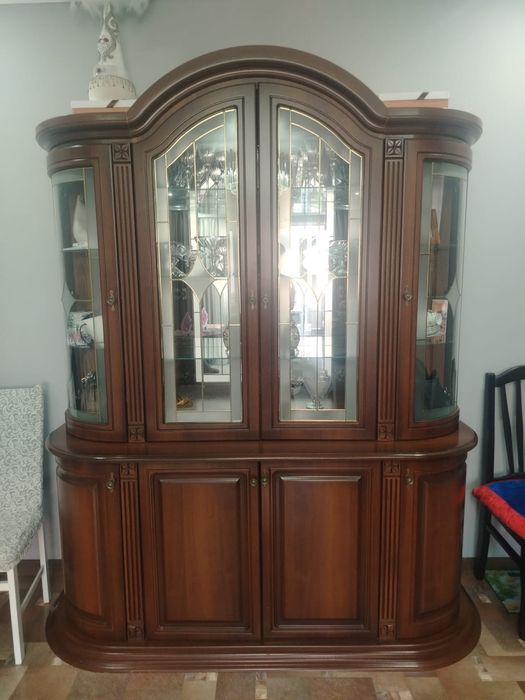 Продается сервант и стол для обеда