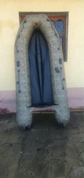 Лодка с двигателям в месте