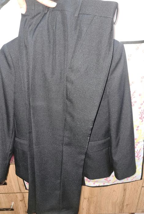 Продам школьный костюм