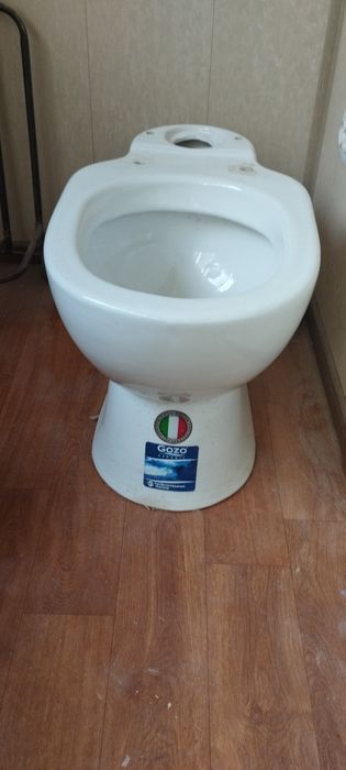 Продаётся унитаз без бачка в отличном состоянии