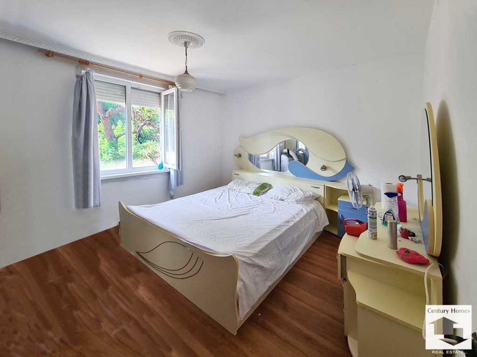 190026 Просторна триетажна къща с голям двор в село Караманово