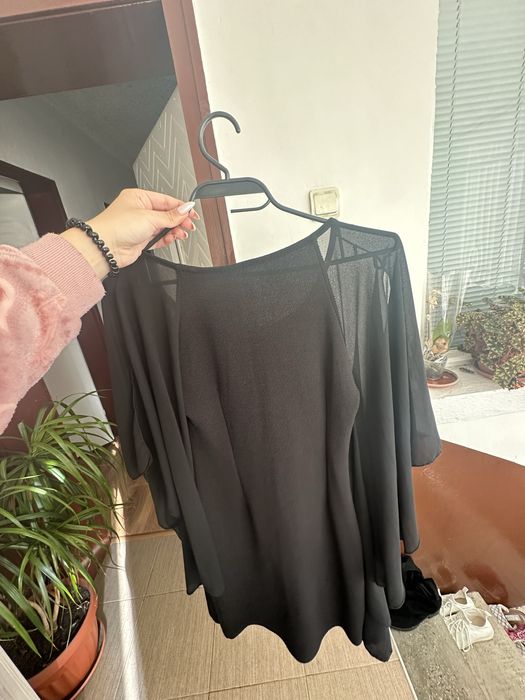 Къса черна рокля по тялото с ефектни ръкави