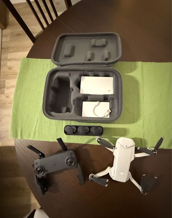 Drona dji cu 3 bateri si dock