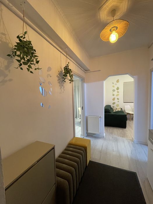 PF, Inchiriez apartament CENTRAL, 2 camere, SPATIOS, LUMINOS, recent renovat cu designer