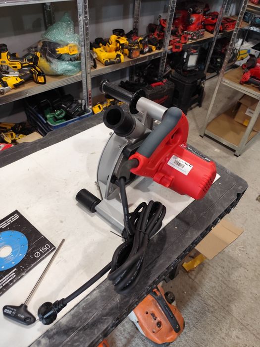 Намалена цена Фреза за канали Милуоки 1900 вата Milwaukee WCS 45 150mm