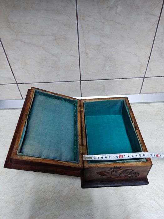 Caseta, cutie veche sculptata, din lemn masiv