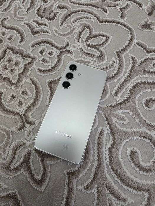 Продам Samsung S24 128 gb white