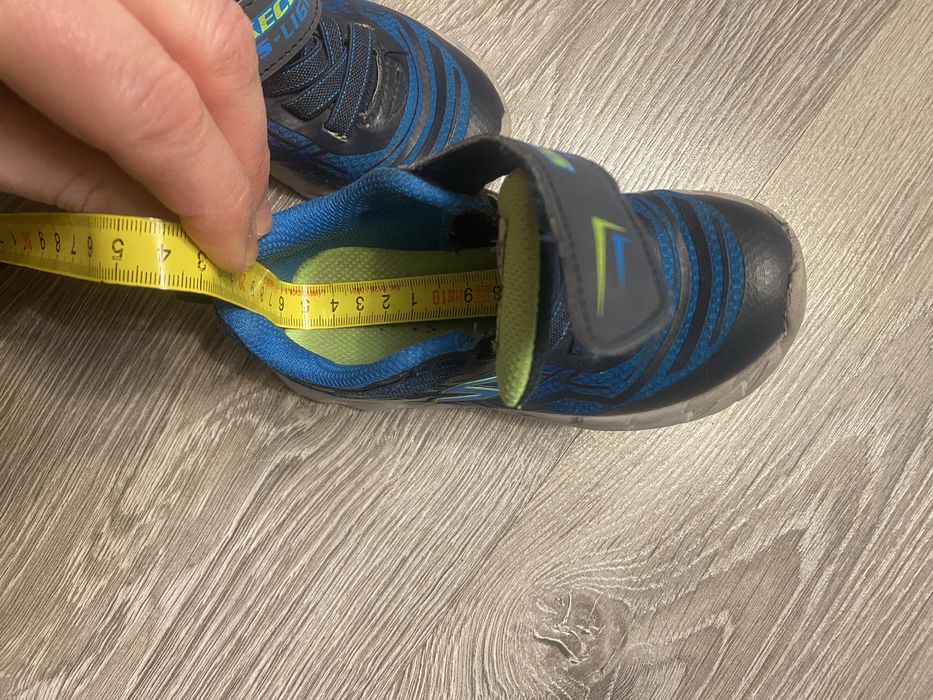 Adidasi Skechers cu lumini marimea 25