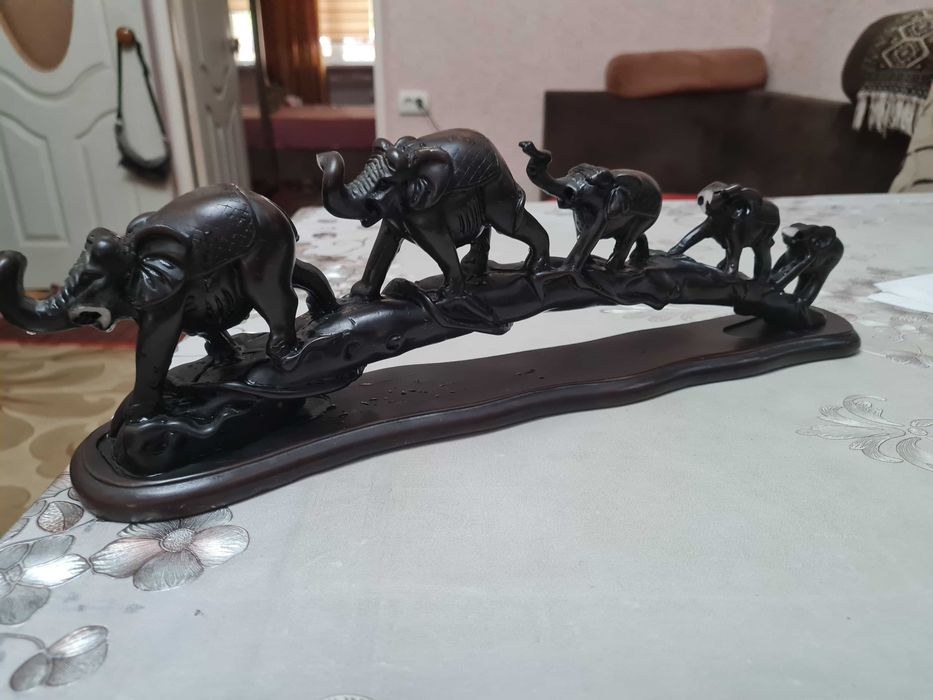 Продам слоников 5 шт. старая вещь,есть дефекты