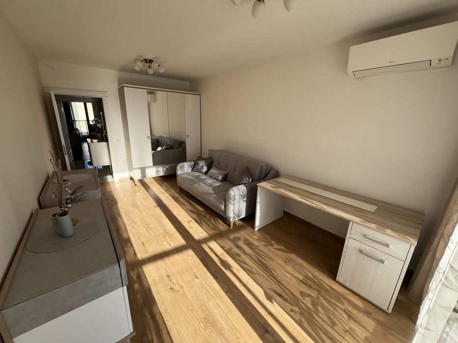 Тристаен Апартамент с ПАРКОМЯСТО, 2 бани, 2 спални до Катедралата.