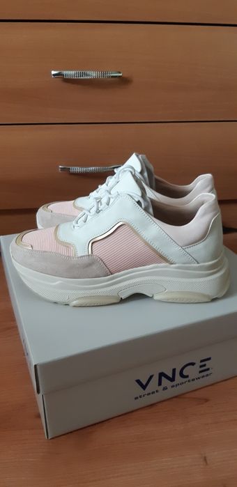 Sneaker inalt,noi la cutie