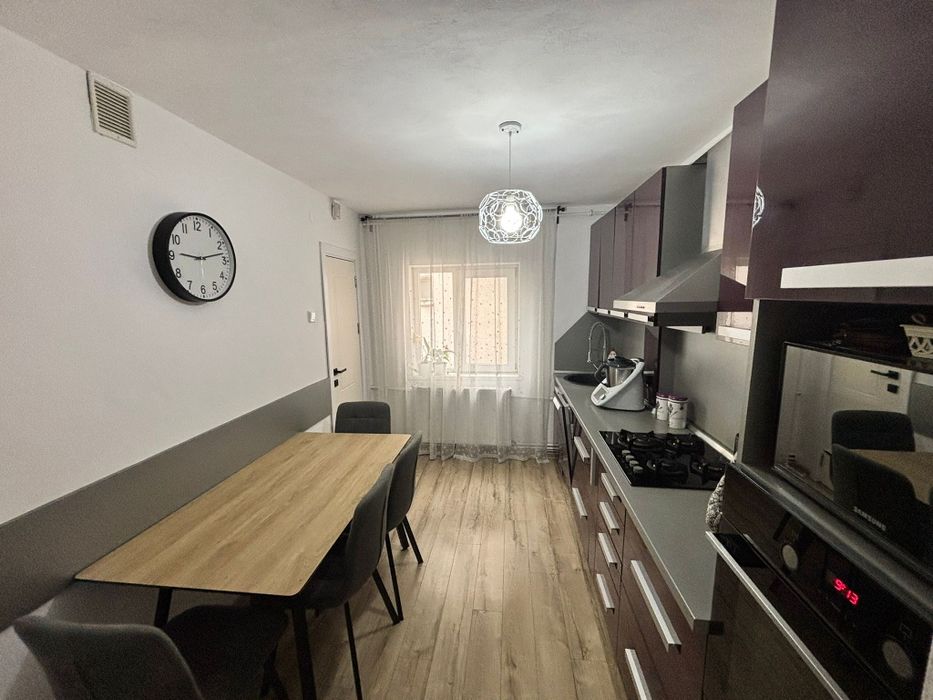 Apartament spațios cu 5 camere - Vlaicu, strada Poetului