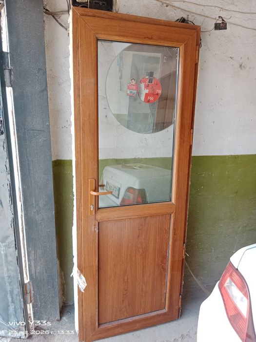 Продам двери пластиковые б/у