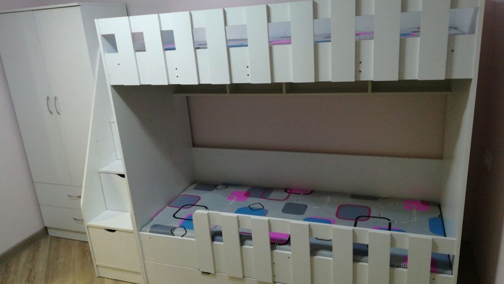 Двухярусная кровать со ступеньками