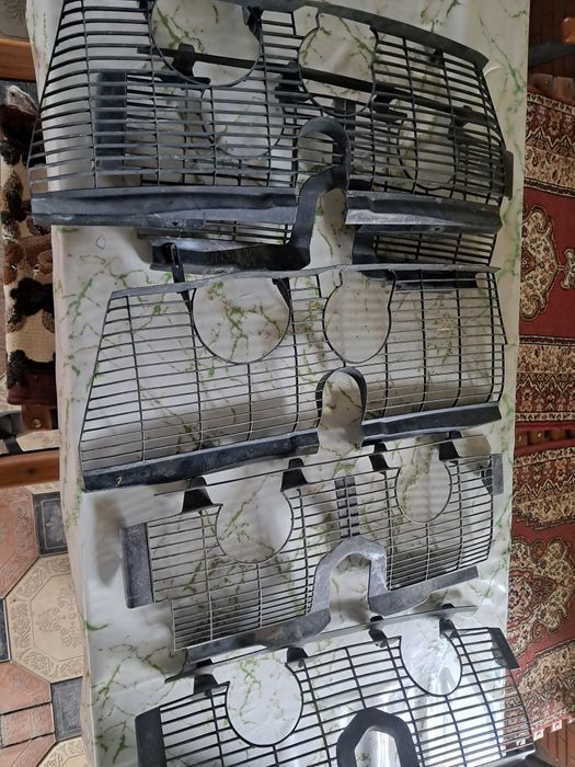 МЕРС.210Е Решетка капота.