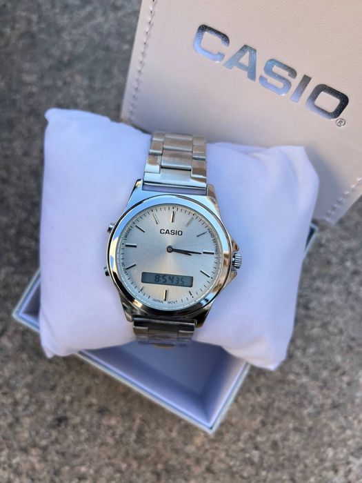 стильные часы Casio Quartz новый