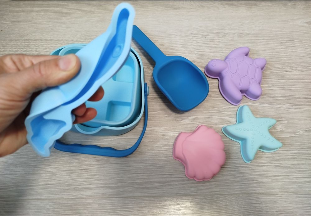 Set Găletușă de nisip cu accesorii din silicon