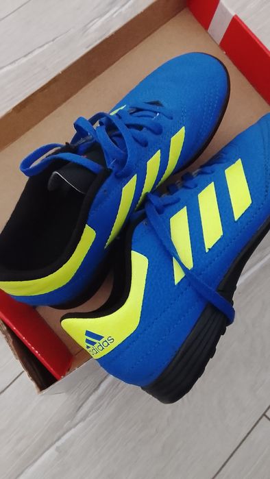 Обувки Адидас  за футбол за момче.