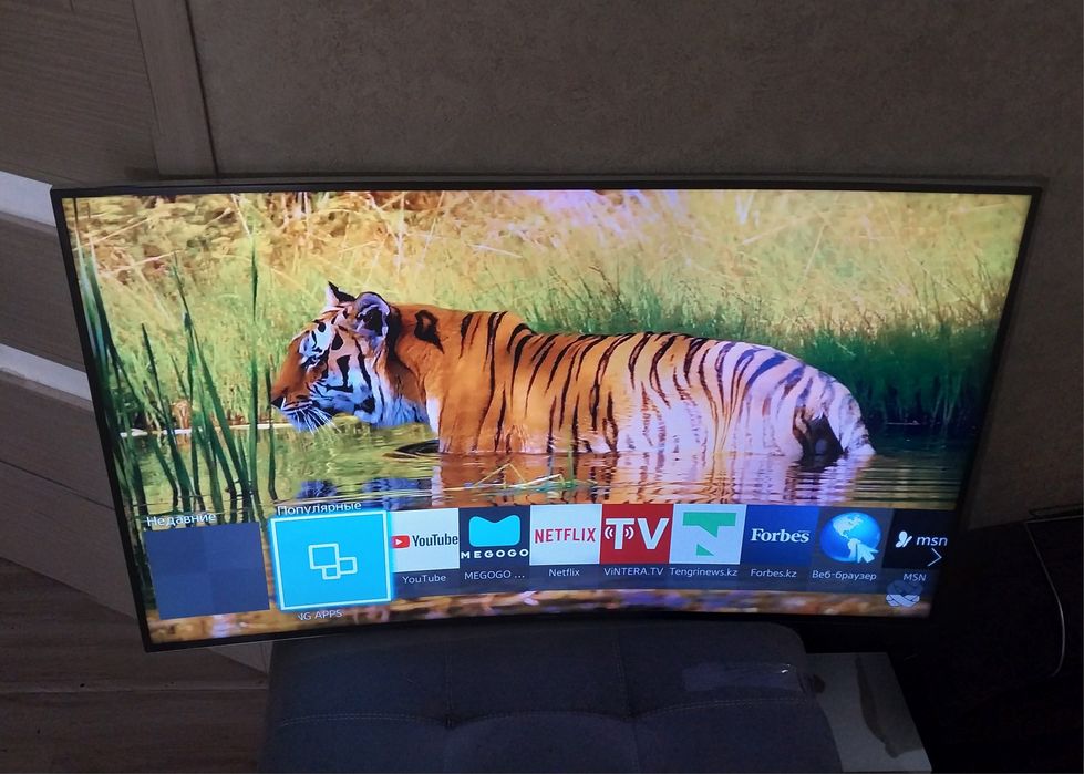 Большой 4К смарт телевизор Samsung 140см.