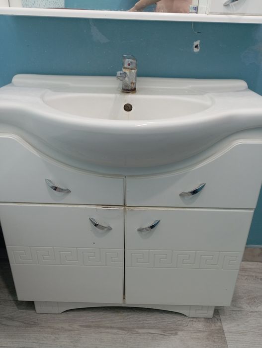 Срочно продам раковину с зеркалом