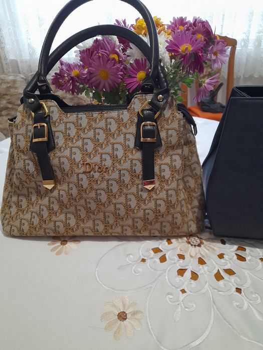 Продавам нови и използвани дамски чанти.