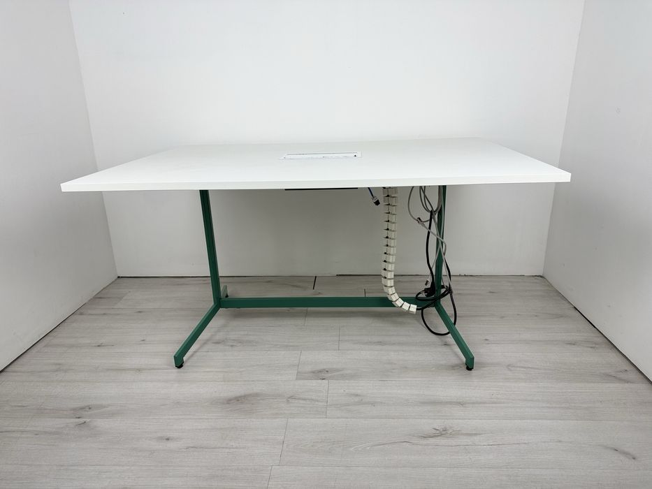 Офис заседателна / конферентна маса за 6 човека с кабелен модул