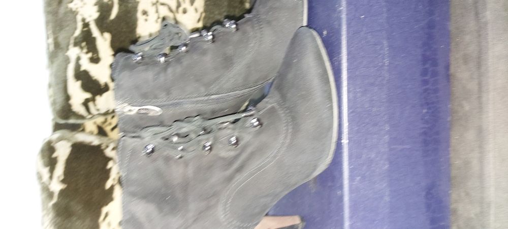 Продам замшевые ботинки