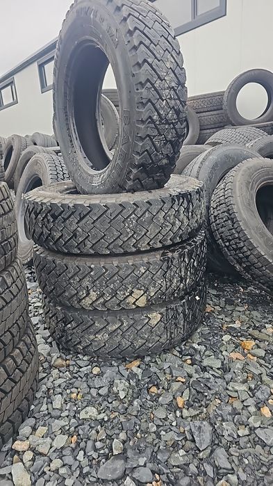 Anvelope 215 75 R 17.5  de tracțiune și de direcție Michelin.