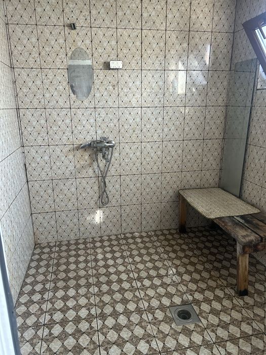 Сдам дом в центре талгара. Общий двор.