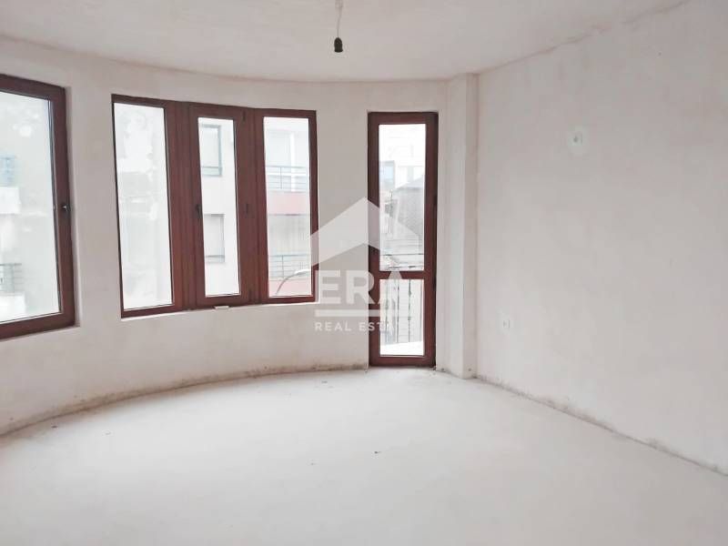 Просторен  три спален апартамент в готова сграда с включено парко мяст