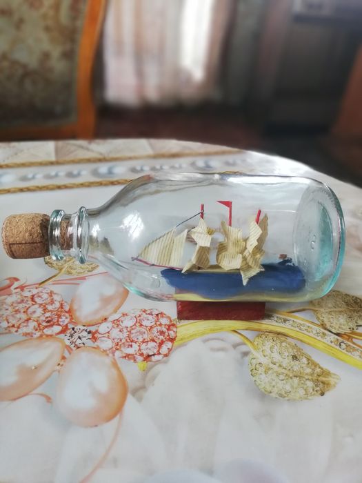 Продам с доставкой корабль в бутылке