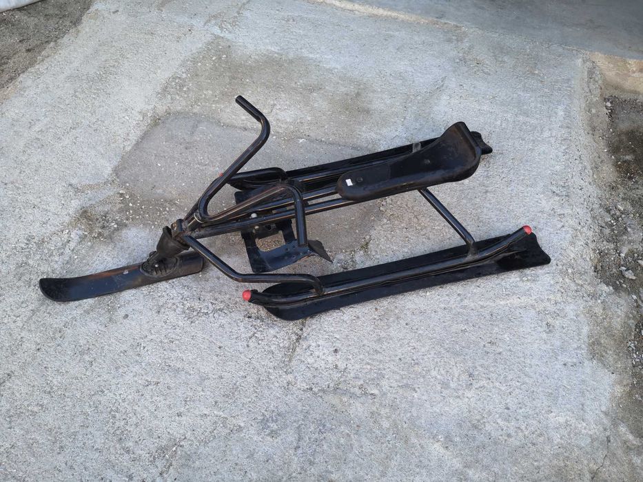 Детска шейна със ски