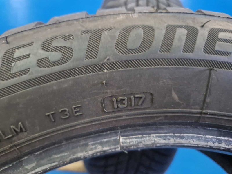 2 Bridgestone R17 215/55
зимни гуми DOT1317