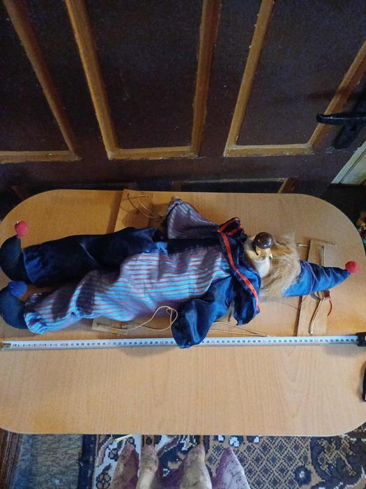 Стар  порцеланов люлеещ се клоун