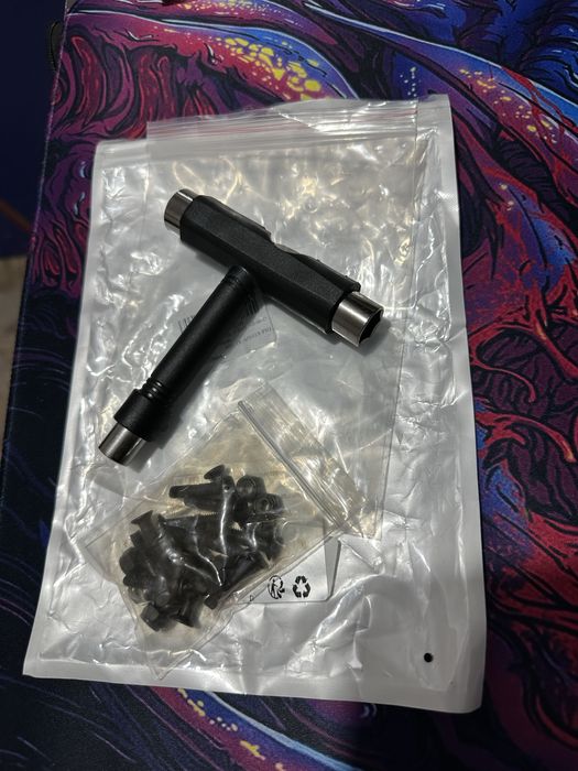 Cheie universala skateboard + suruburi