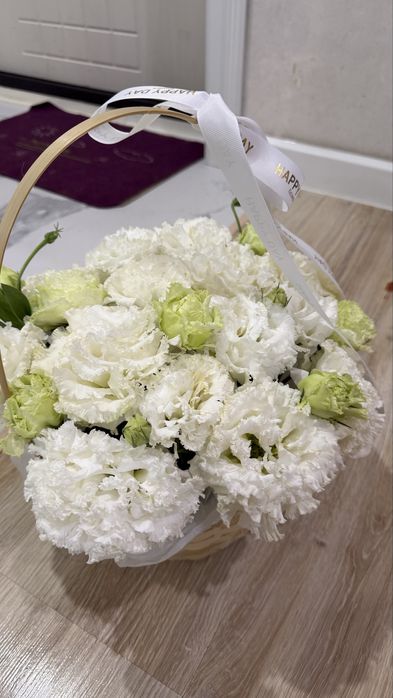 Корзина букет с белыми эустомами (лизиантусом)