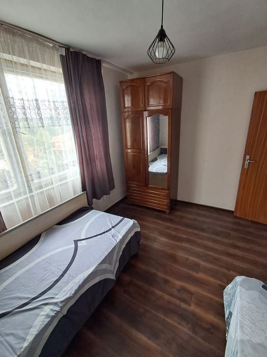 Давам под наем  обзаведен тристаен апартамент в гр.Сливница.