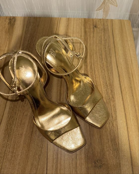 Обувки на ток Zara златни