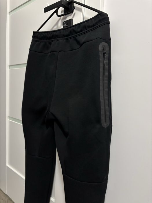 Vand Pantaloni Nike Tech Fleece / Marimea M