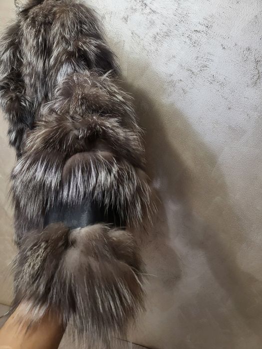 Vand haina de blana naturala 100% superba din vulpe( Silver Fox)autentica de o calitate  superioara deosebita si moderna. Sistem de închidere dasco.