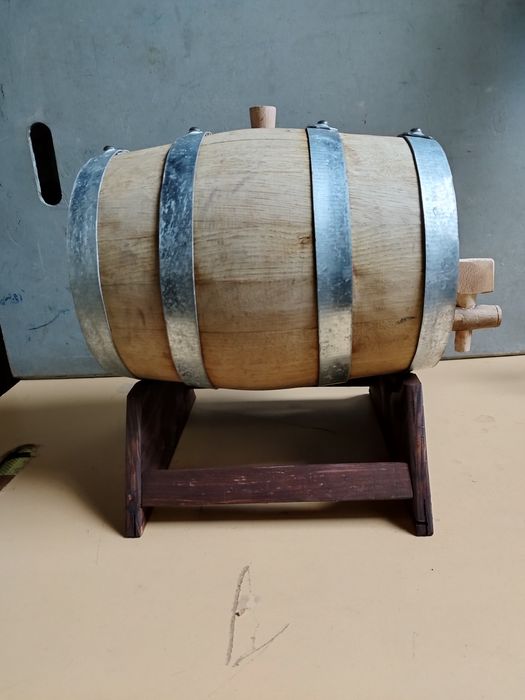 Почти ново дъбово буренце със стойка