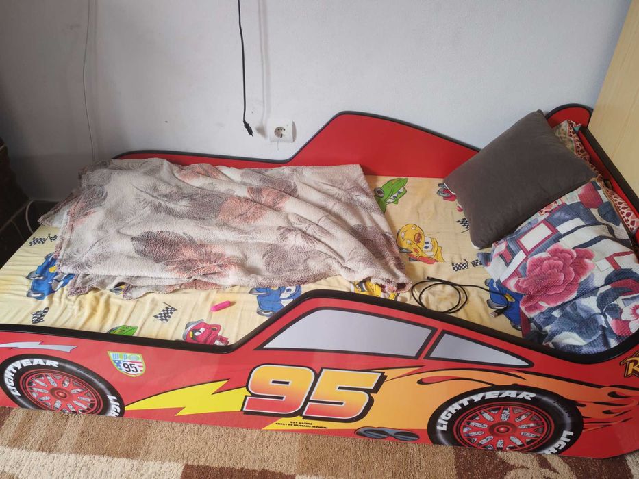 Pat de copii în forma de mașină