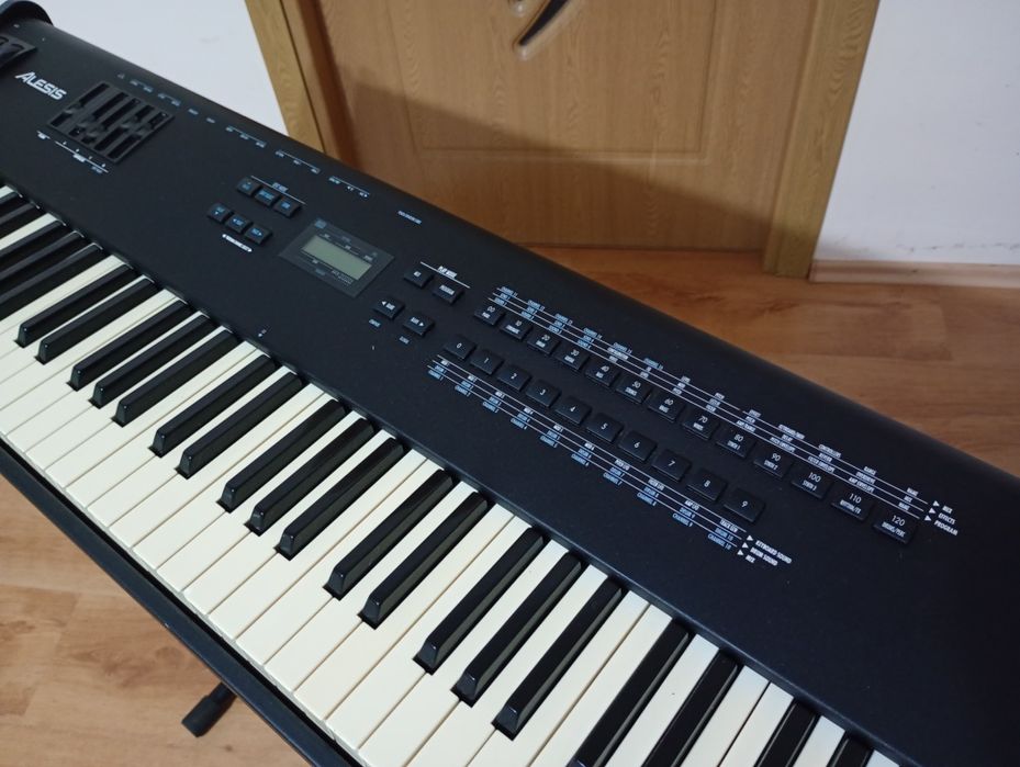Alesis QS8 pian orga midi controler