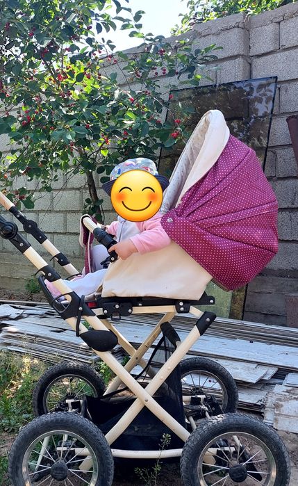 Коляска для малышей с люлькой.