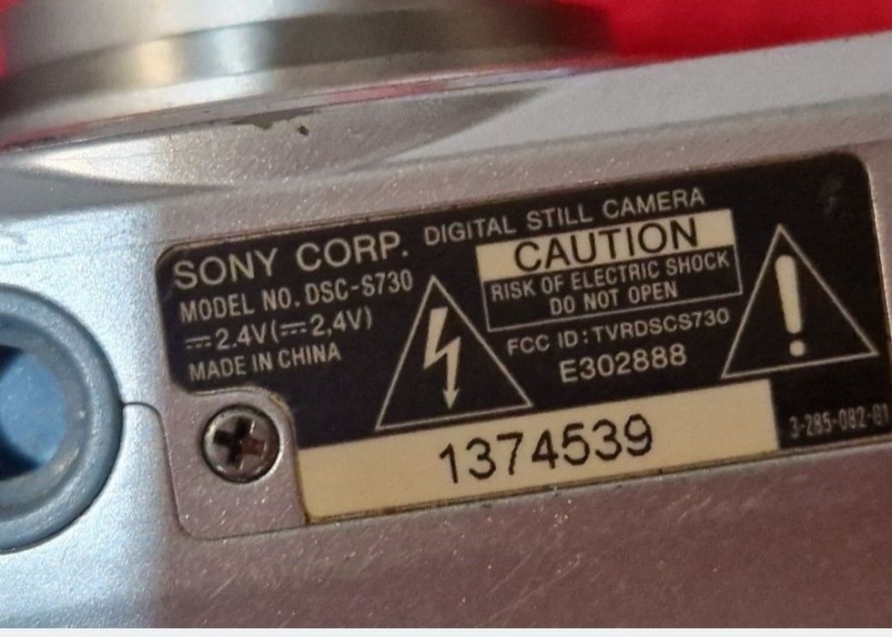 Camera photo digitala Sony cu defect.  Obiectivul nu se retrage de tot
