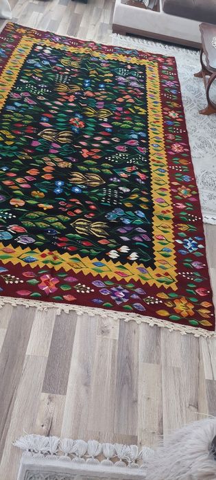 Covor oltenesc autentic, țesut manual din lână, peste 50 ani, 280x180 cm

Descriere: