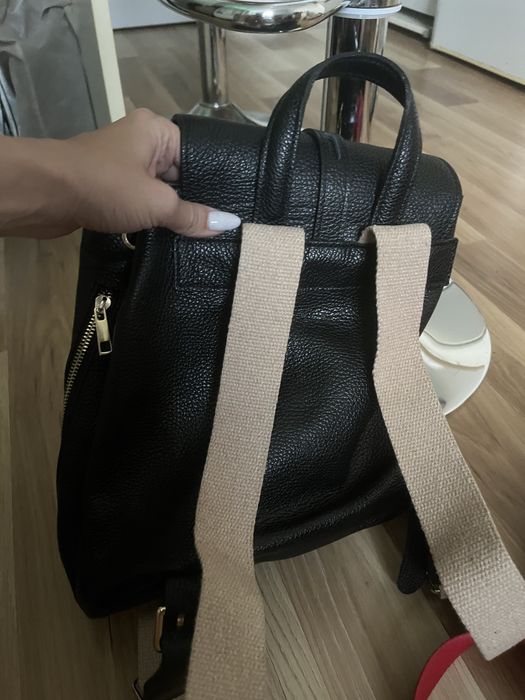 Раница от естествена кожа черна и червена