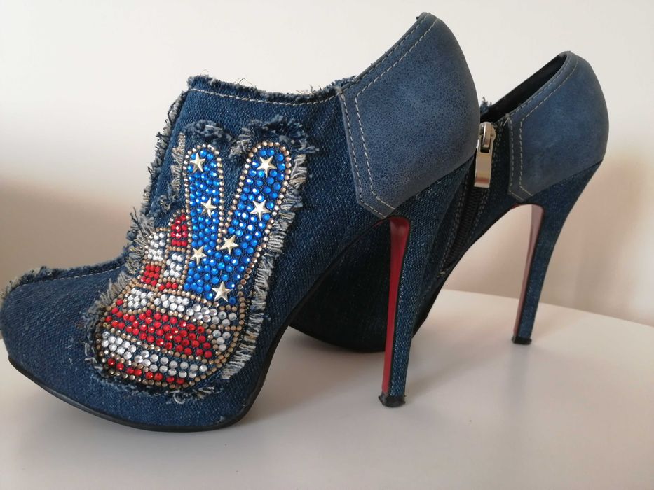 Джинсовые ботильоны со стразами