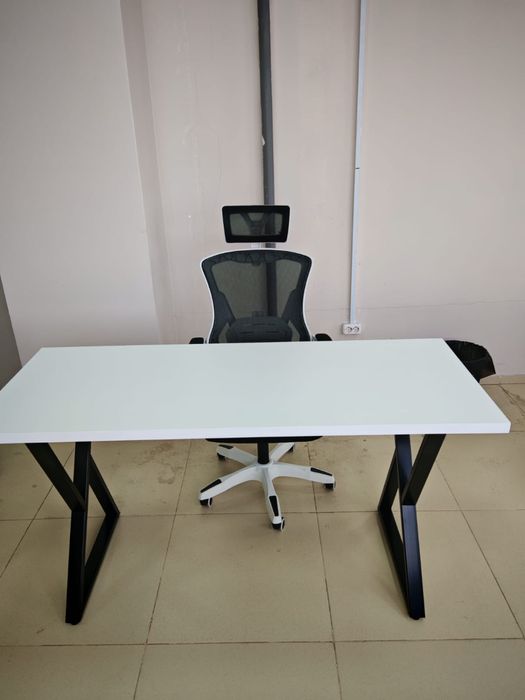 Офисные столы и кресла