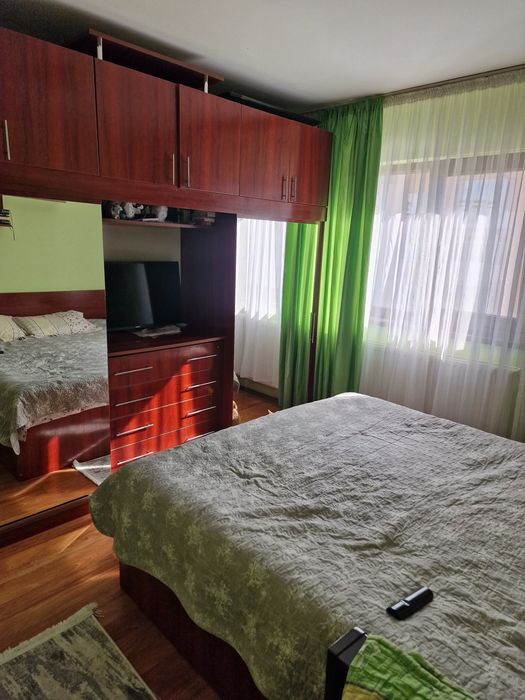 Vand apartament 3 camere, in zona Rovine